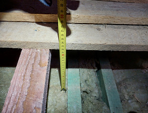 Zateplení stropu rodinného domu pomocí foukané izolace